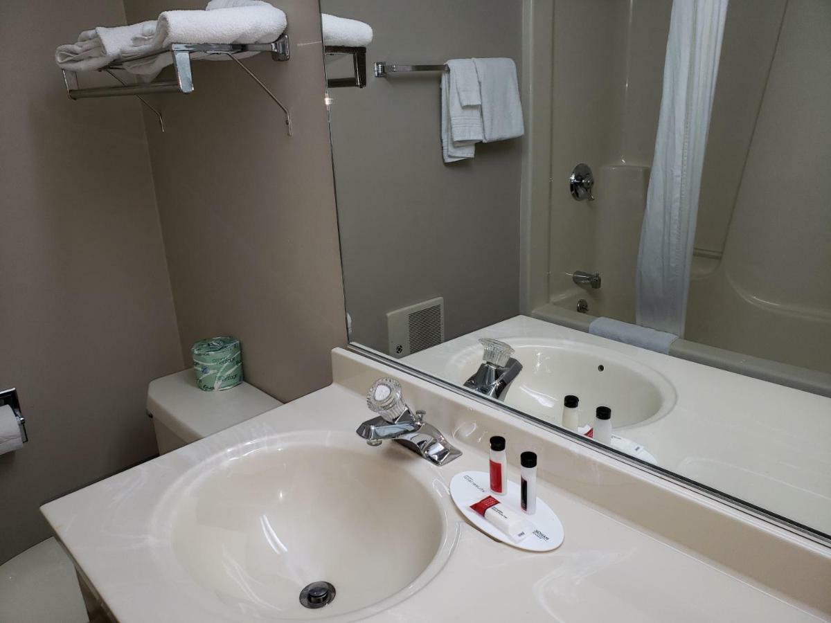 Super 8 By Wyndham Watseka Hotel Ngoại thất bức ảnh